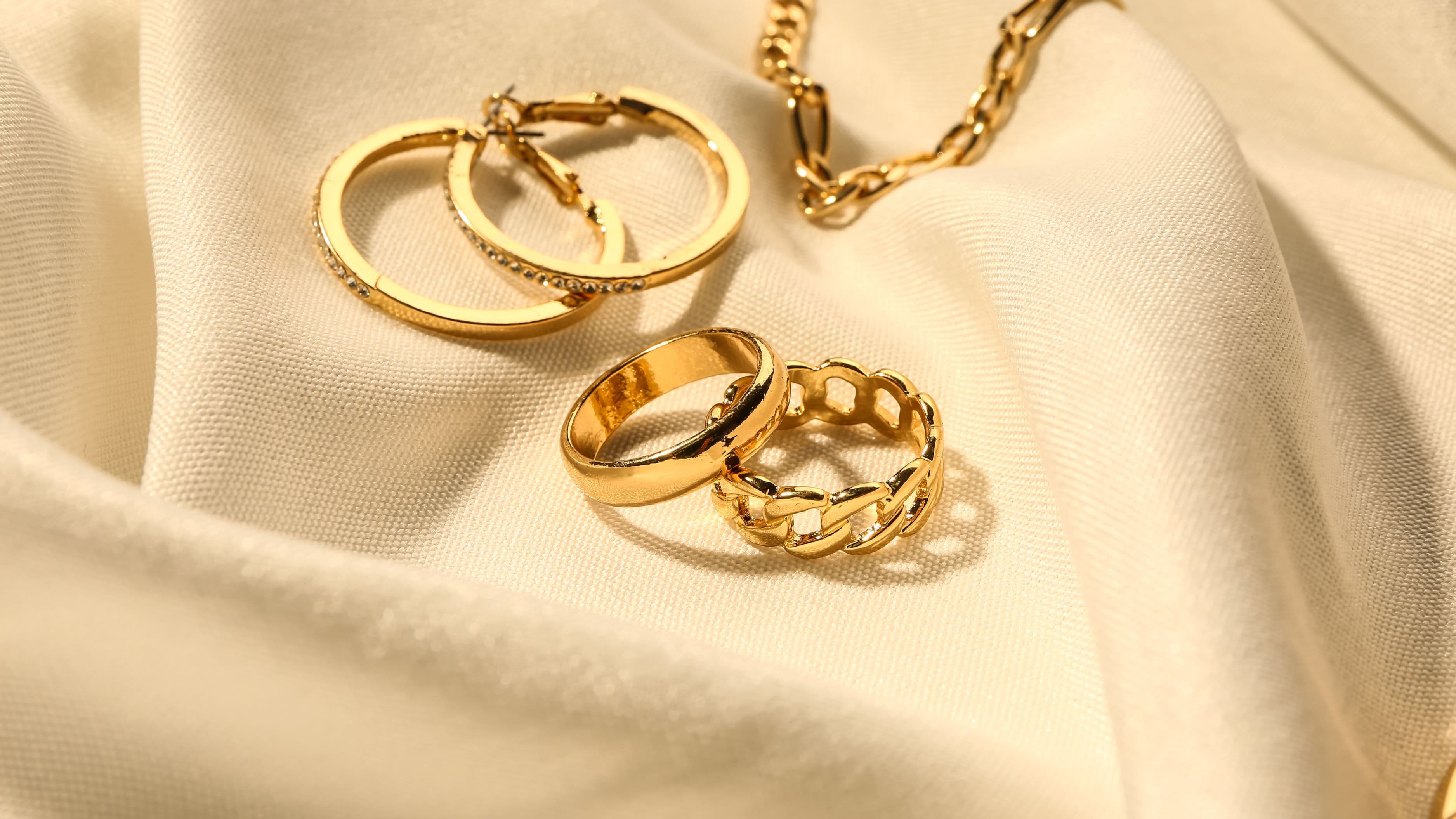 Celebrity Jewellery Trends That Are Quietly Replacing Statement Pieces